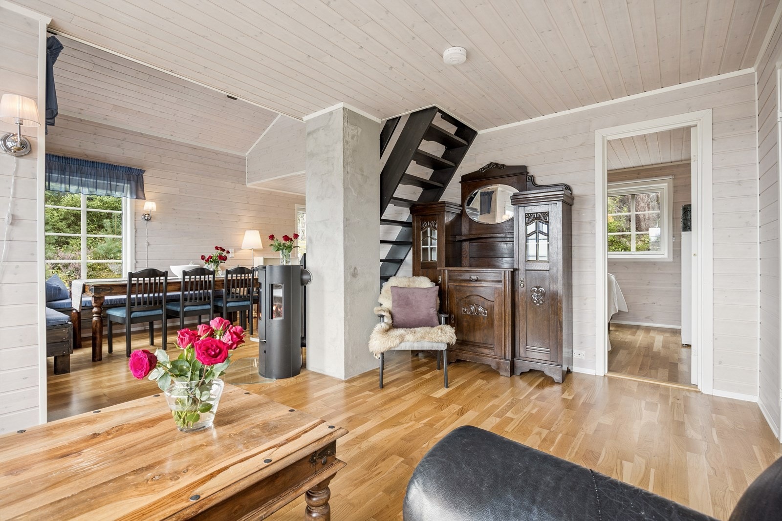 Vedovnens flammer og varme kan nytes fra flere hold. Galleribilde