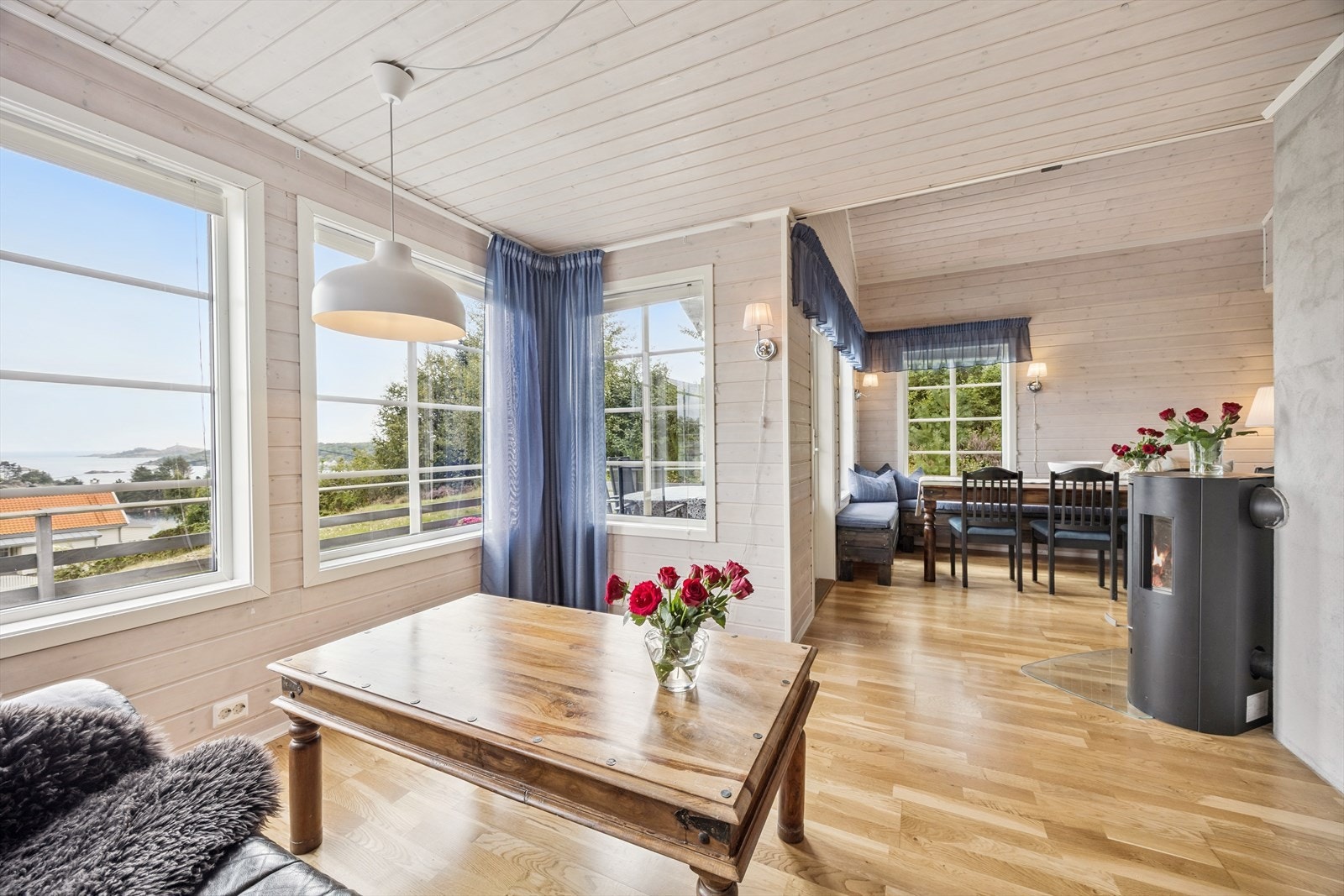 Utsikten fra eiendommen kan nytes både inne og ute. Galleribilde