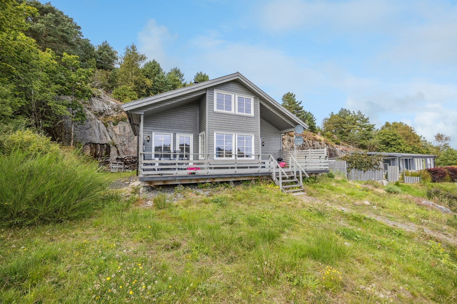 Eiendommen har en stor tomt som går opp i fjellet bak. Tomta gir rom for boltreplass og videre forskjønnelse. Galleribilde