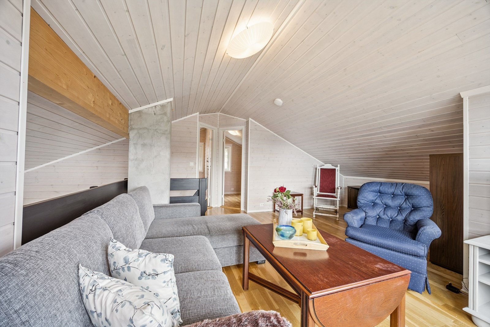 Fra loftstua er det adkomst til 2 soverom. Galleribilde