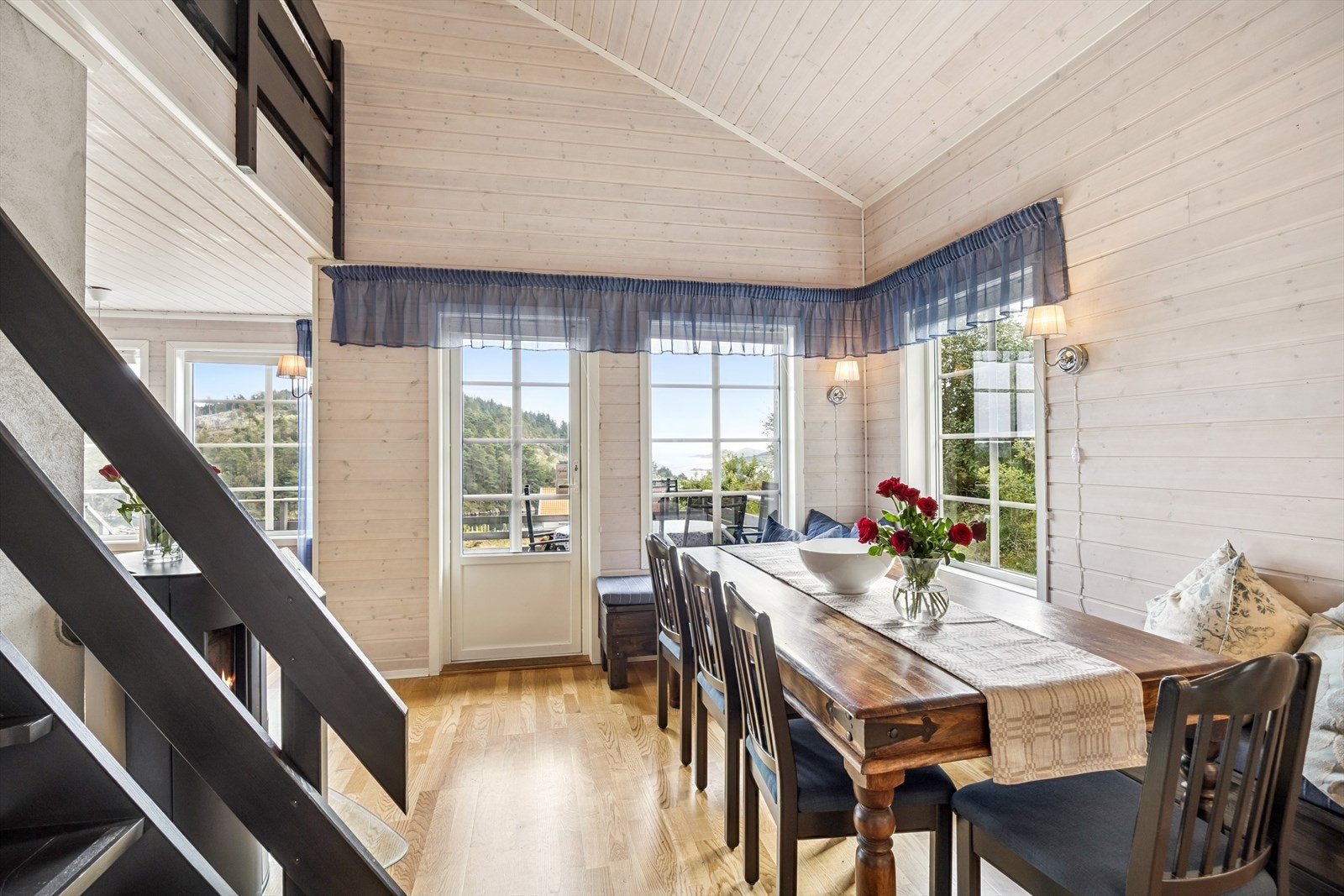 Ved kjøkkenet er det god plass til spisemøblement og det er utgang til terrassen i front. Galleribilde