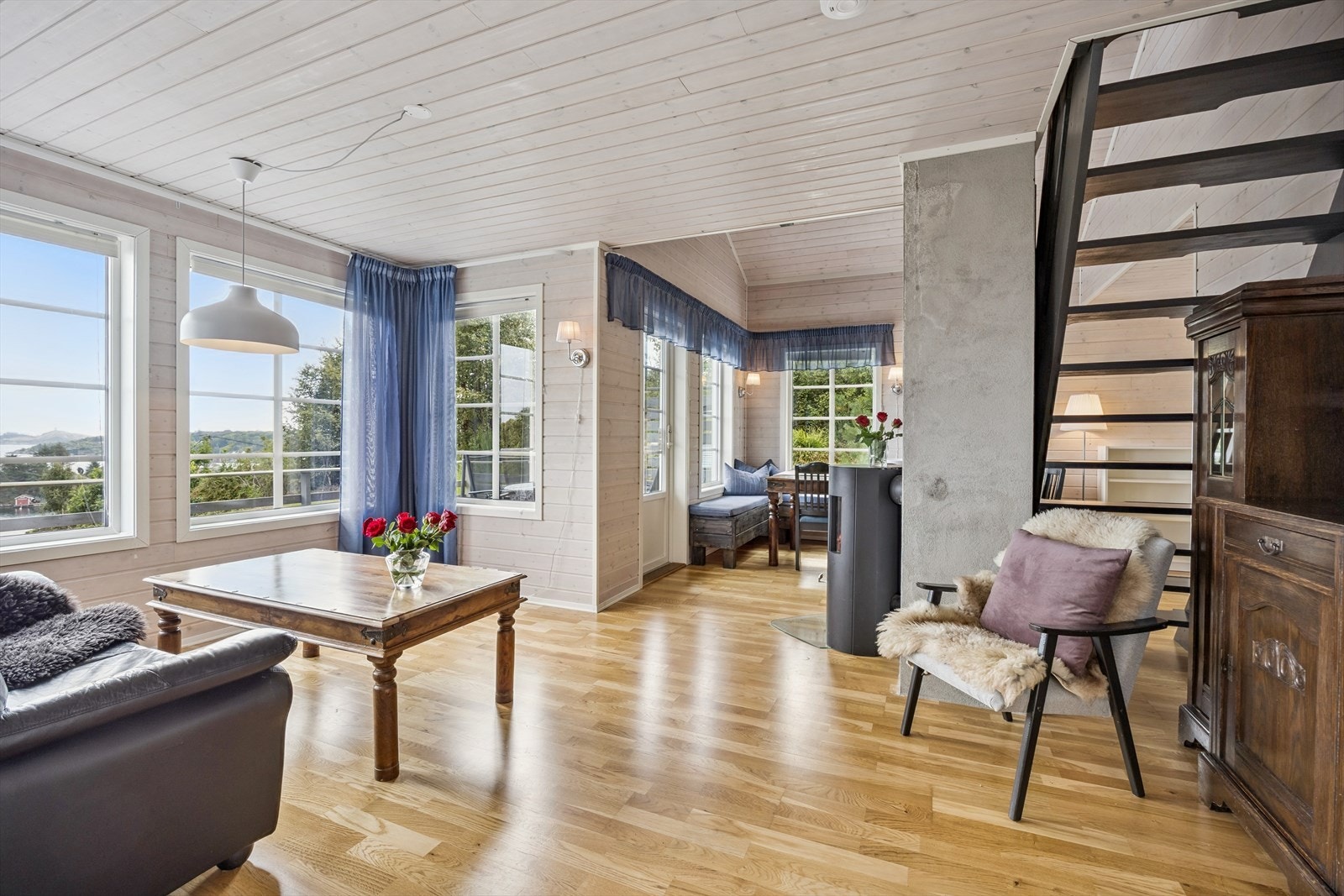 Stuen har store vindusflater som gir godt med lys inn og den flotte utsikten kommer frem. Galleribilde