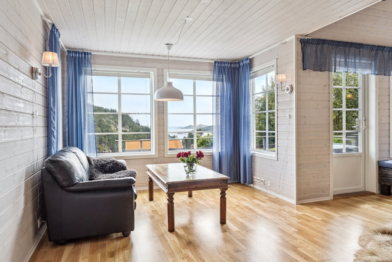 Stuen har en naturlig deling med en salongdel og en spisestuedel. Galleribilde