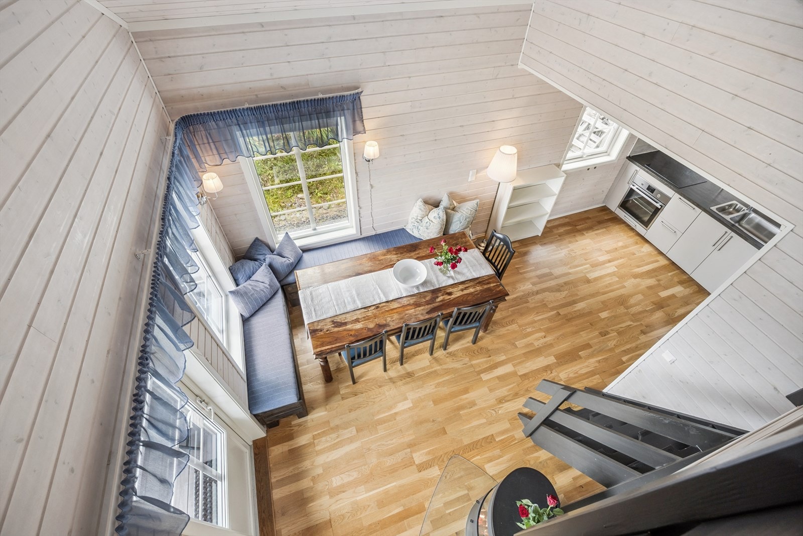 God takhøyde over spisestua. Galleribilde