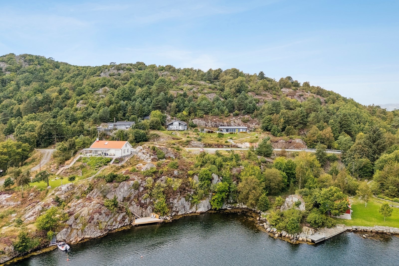 Eiendommen har en teig som strekket seg opp fra veien og en teig nede ved sjøen. Galleribilde