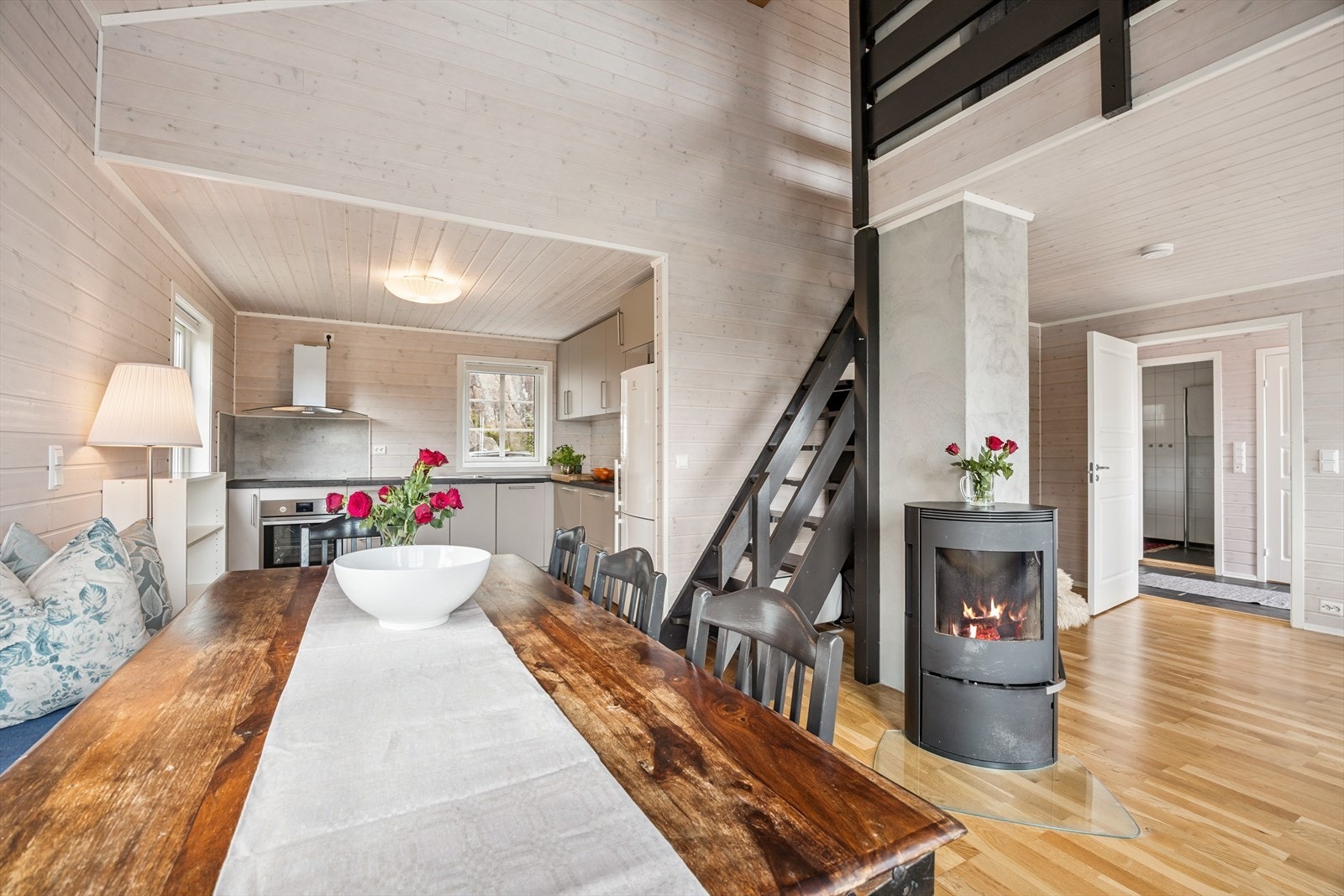 Takhøyden gir rommet en god atmosfære. Galleribilde