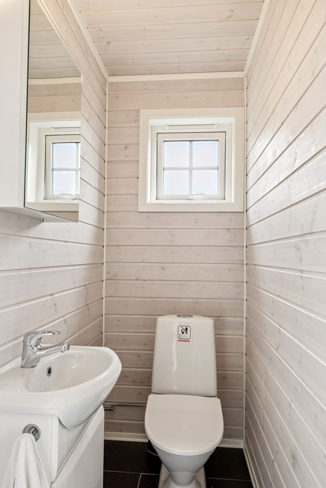 Praktisk toalettrom i gangen. Galleribilde