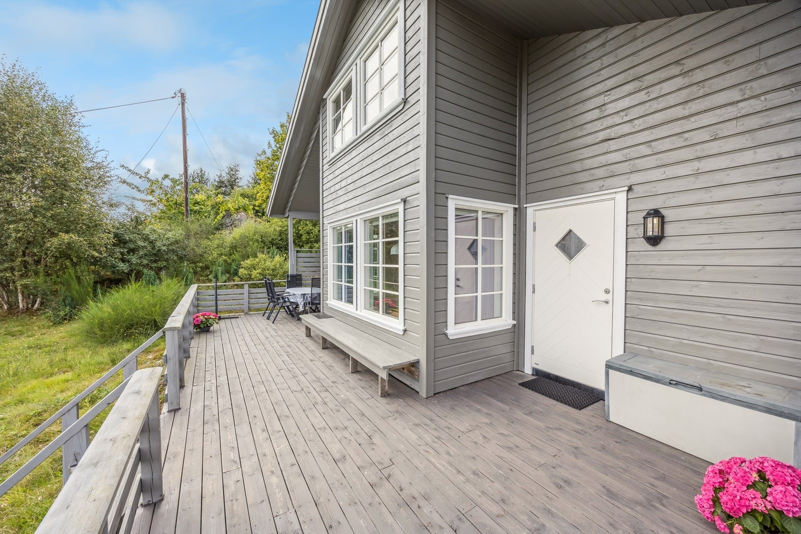 På terrassen kan man nyte sola fra tidlig morgen. Galleribilde