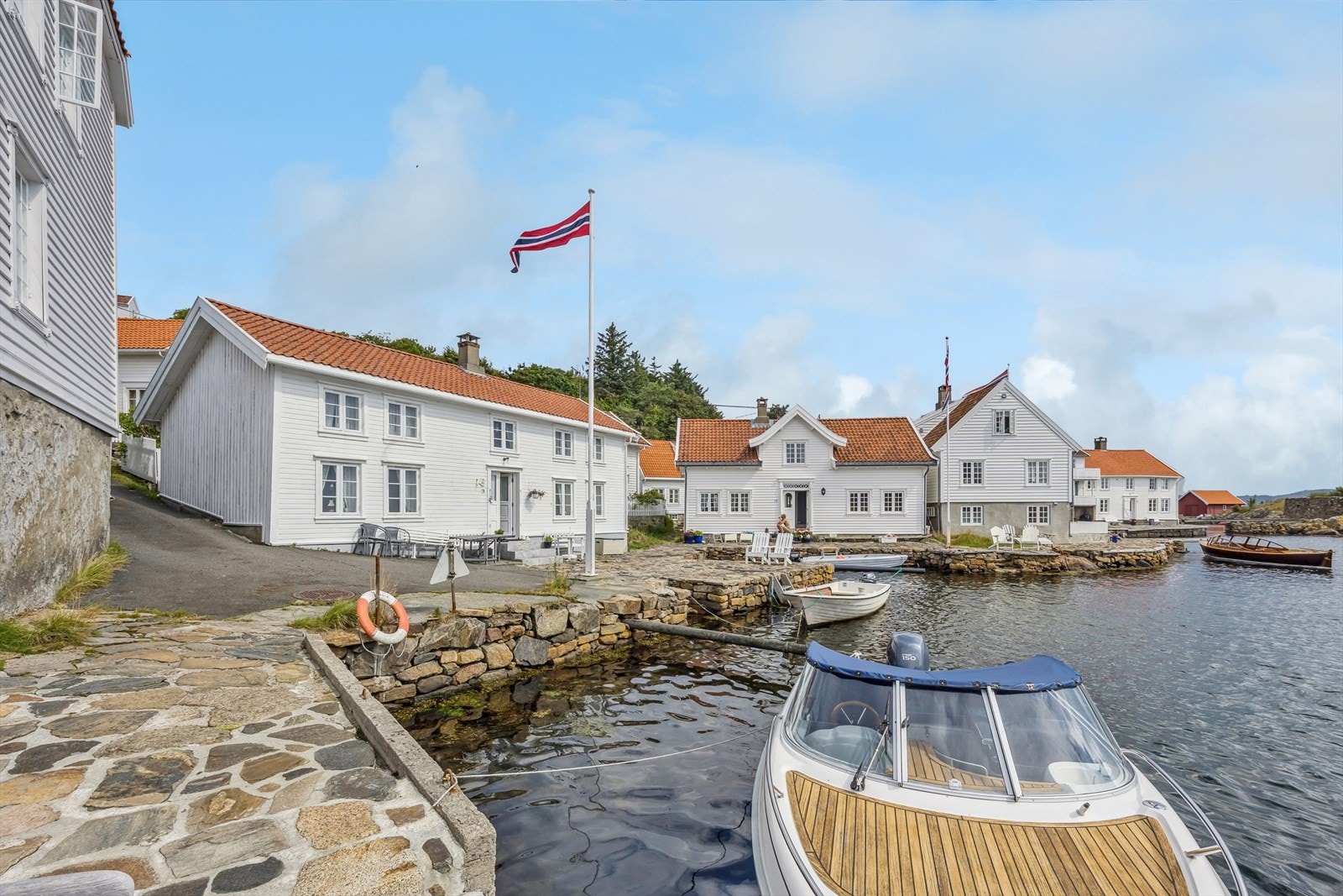 Loshavn og den historiske bebyggelsen ligger i kort avstand fra eiendommen. Galleribilde