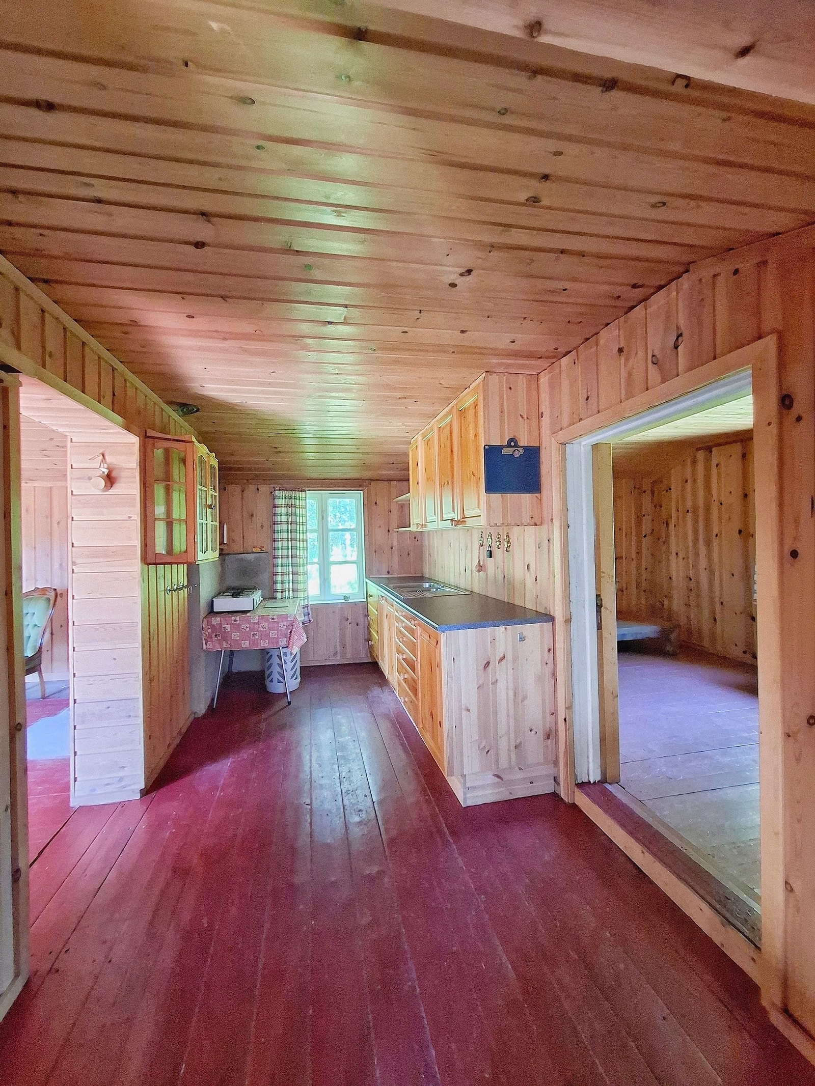 Entré og kjøkkenområde med innredning i tre. Galleribilde