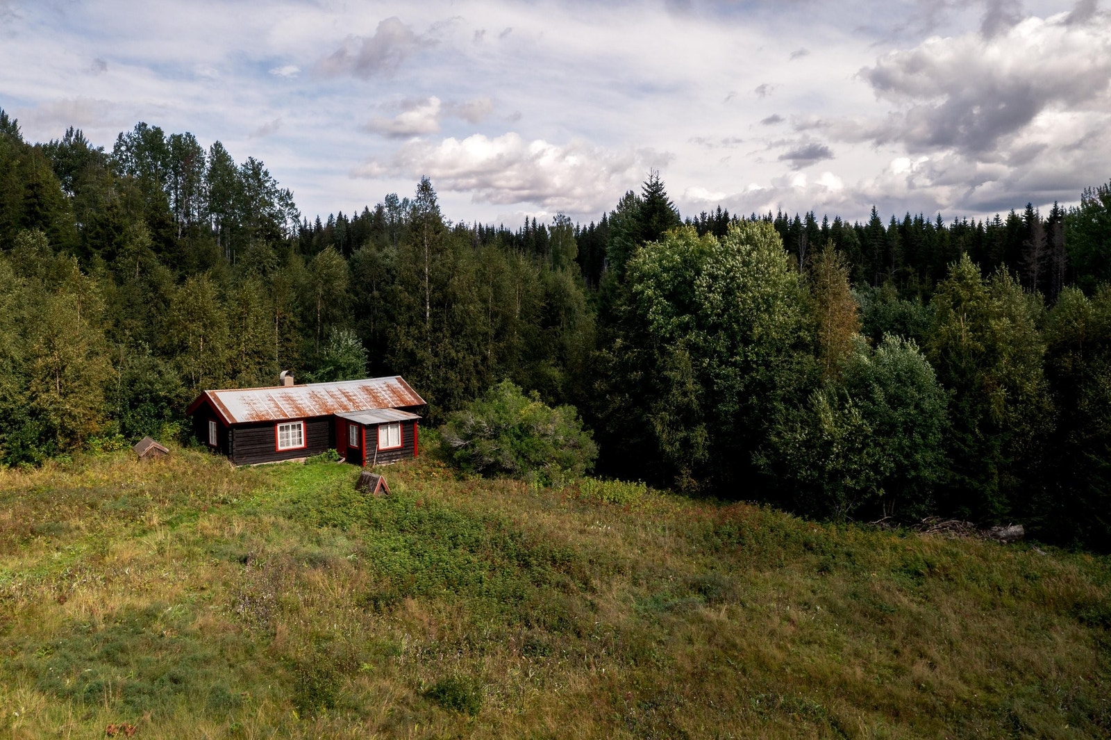Koselig tømmerhytte med enkel standard og rustikt preg. Galleribilde