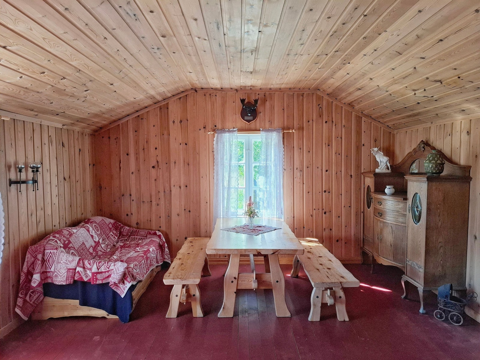 Stue med spiseplass og tradisjonell innredning. Galleribilde