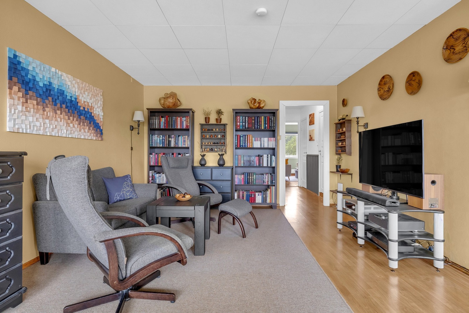 Her får du god plass til både en koselig sofakrok, tv-møbler og et spisebord der familie og venner kan samles. Galleribilde