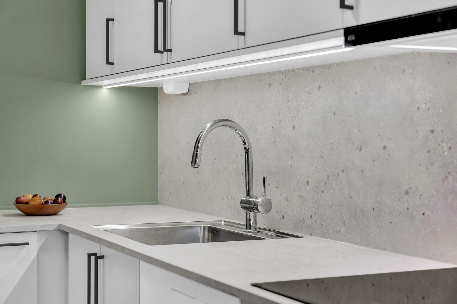 Kjøkkenet er godt utstyrt med integrerte hvitevarer som kjøleskap med frysedel, oppvaskmaskin, komfyr og induksjonstopp. Galleribilde