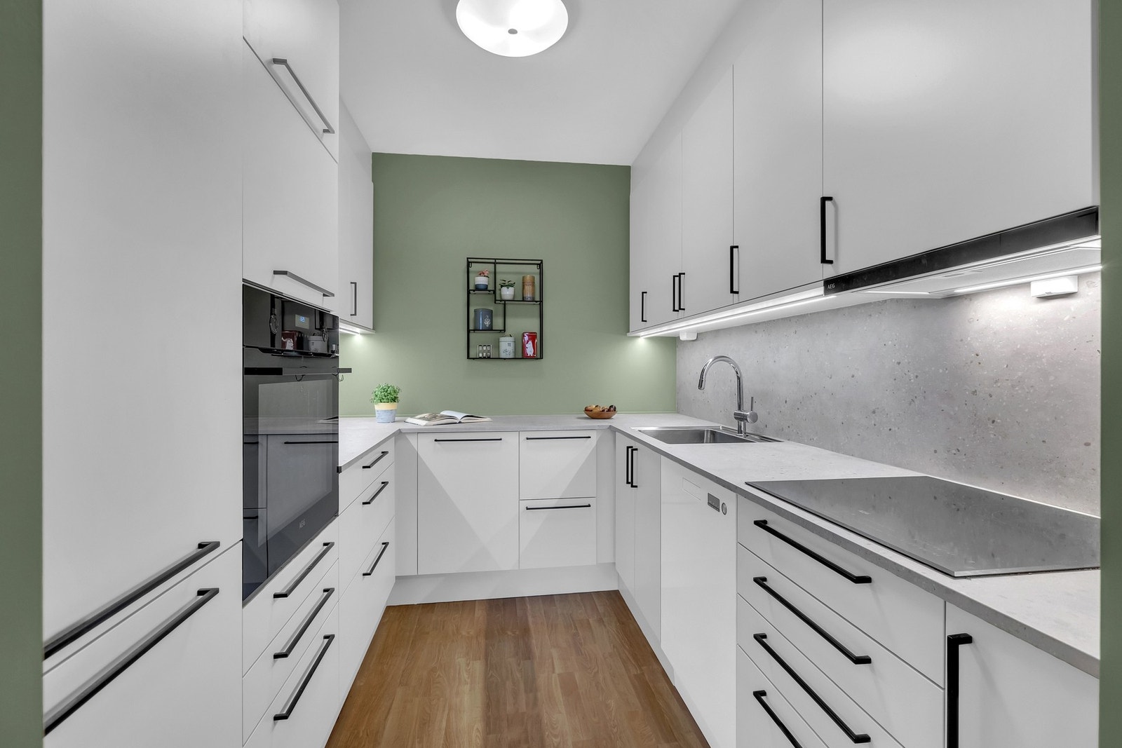 Her får du et funksjonelt arbeidsrom med laminat benkeplater, nedfelt oppvaskkum med ett-greps armatur og benkebelysning som gir både god atmosfære og arbeidslys. Galleribilde