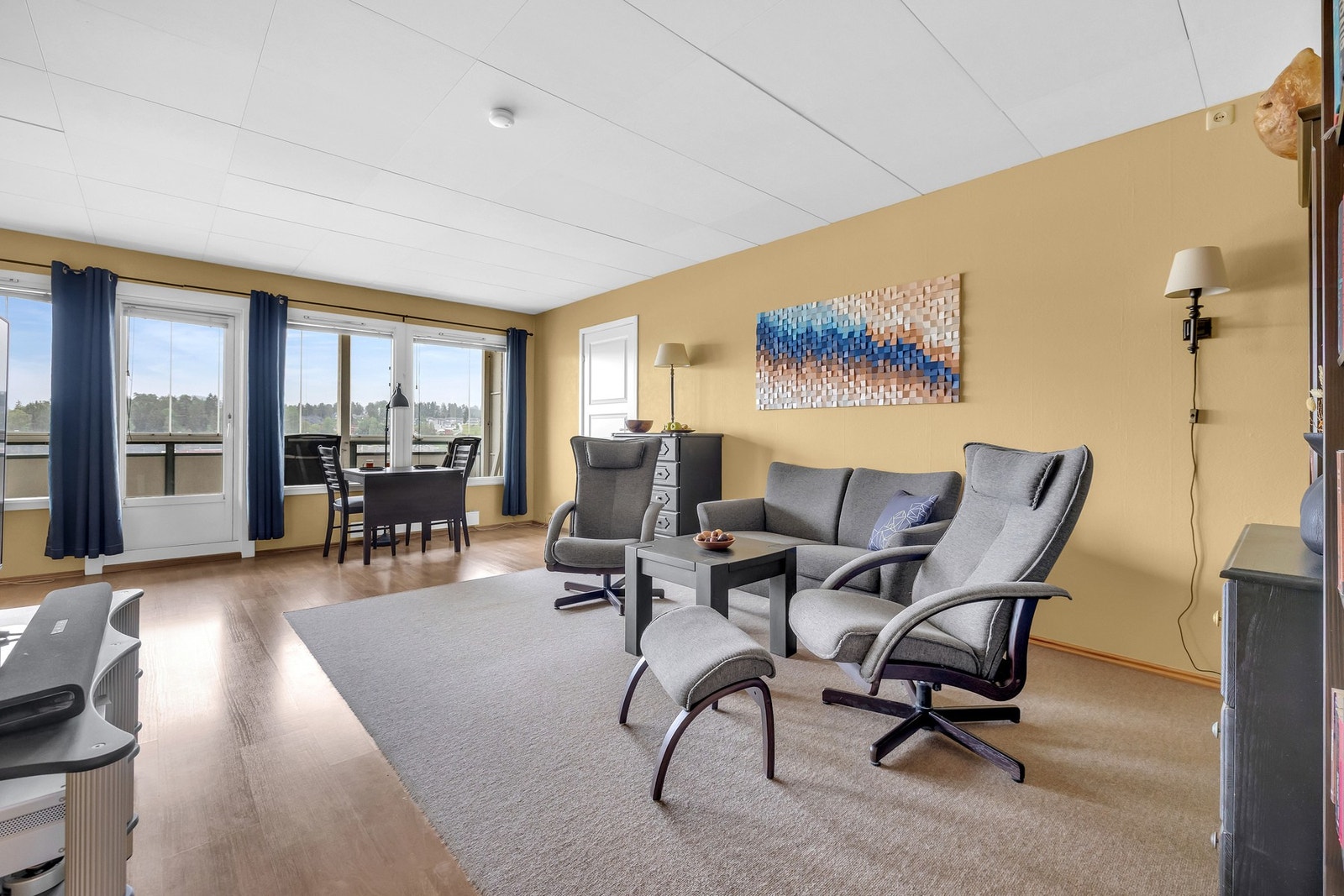 Fra balkongen kommer man inn i stuens naturlige oppholdsrom, nemlig stuen. Galleribilde