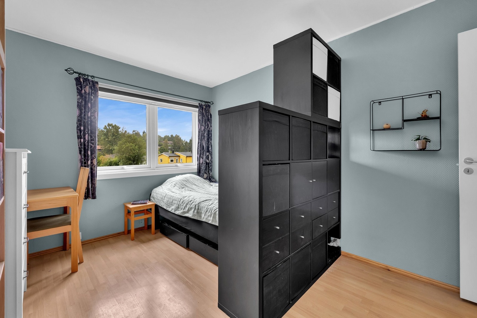 Hvert soverom har plass til garderobeskap, slik at du enkelt kan organisere klær og eiendeler - og skape et ryddig og funksjonelt rom tilpasset dine behov. Galleribilde