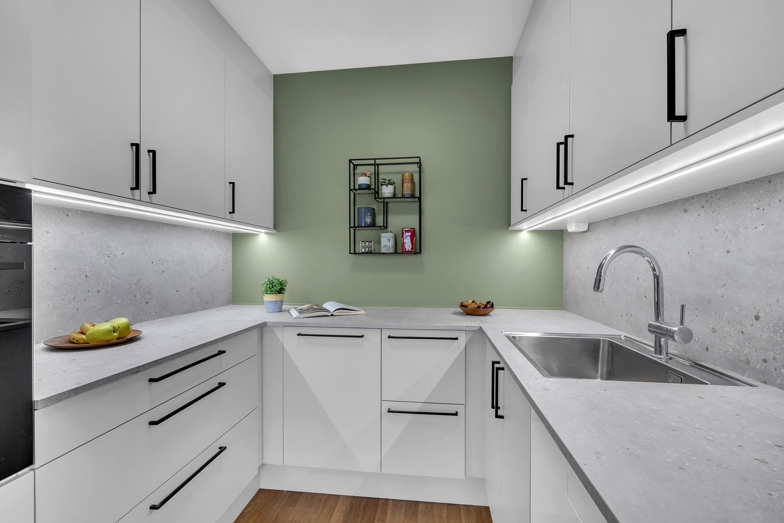 I tillegg er det installert komfyrvakt, mekanisk kjøkkenventilator med kullfilter samt automatisk lekkasjestopper - smarte løsninger som gir både trygghet og brukervennlighet i hverdagen. Galleribilde