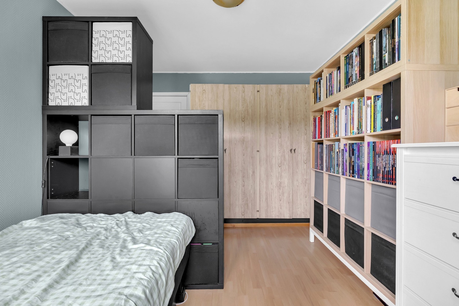 Store vindusflater slipper inn rikelig med dagslys og gir rommene en luftig og behagelig atmosfære. Galleribilde