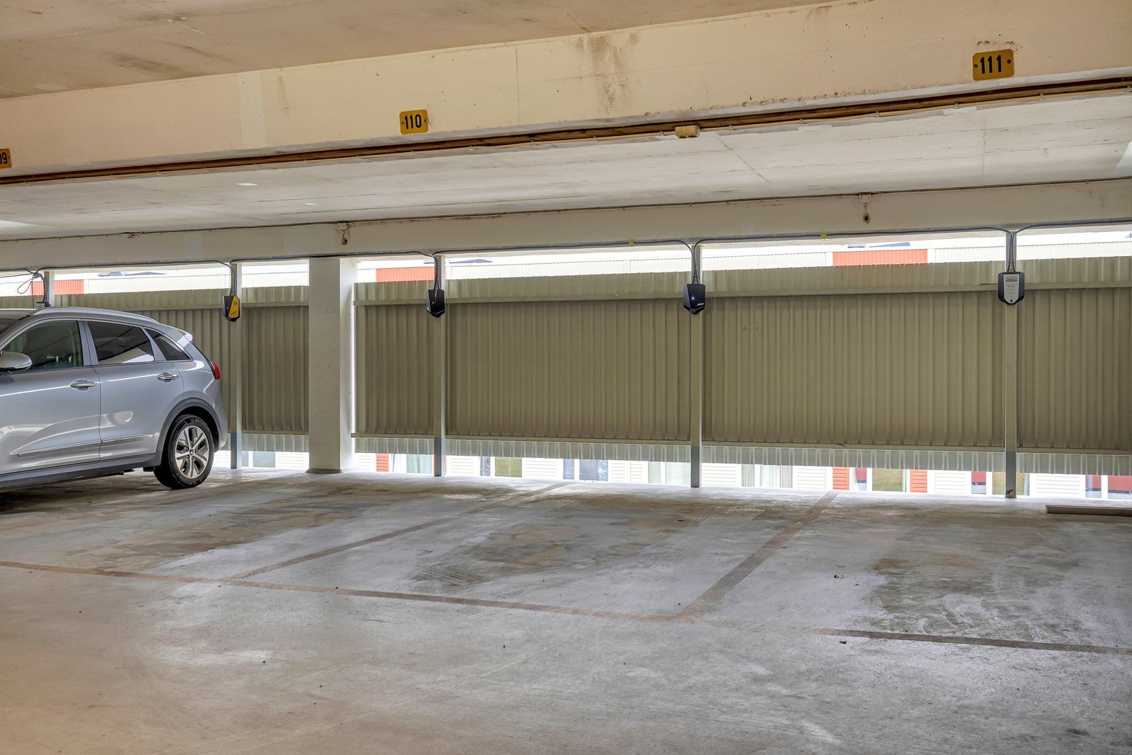 Boligen disponerer en fast p-plass i dag, i parkeringshus. Det er også mulighet for el-billader. Galleribilde