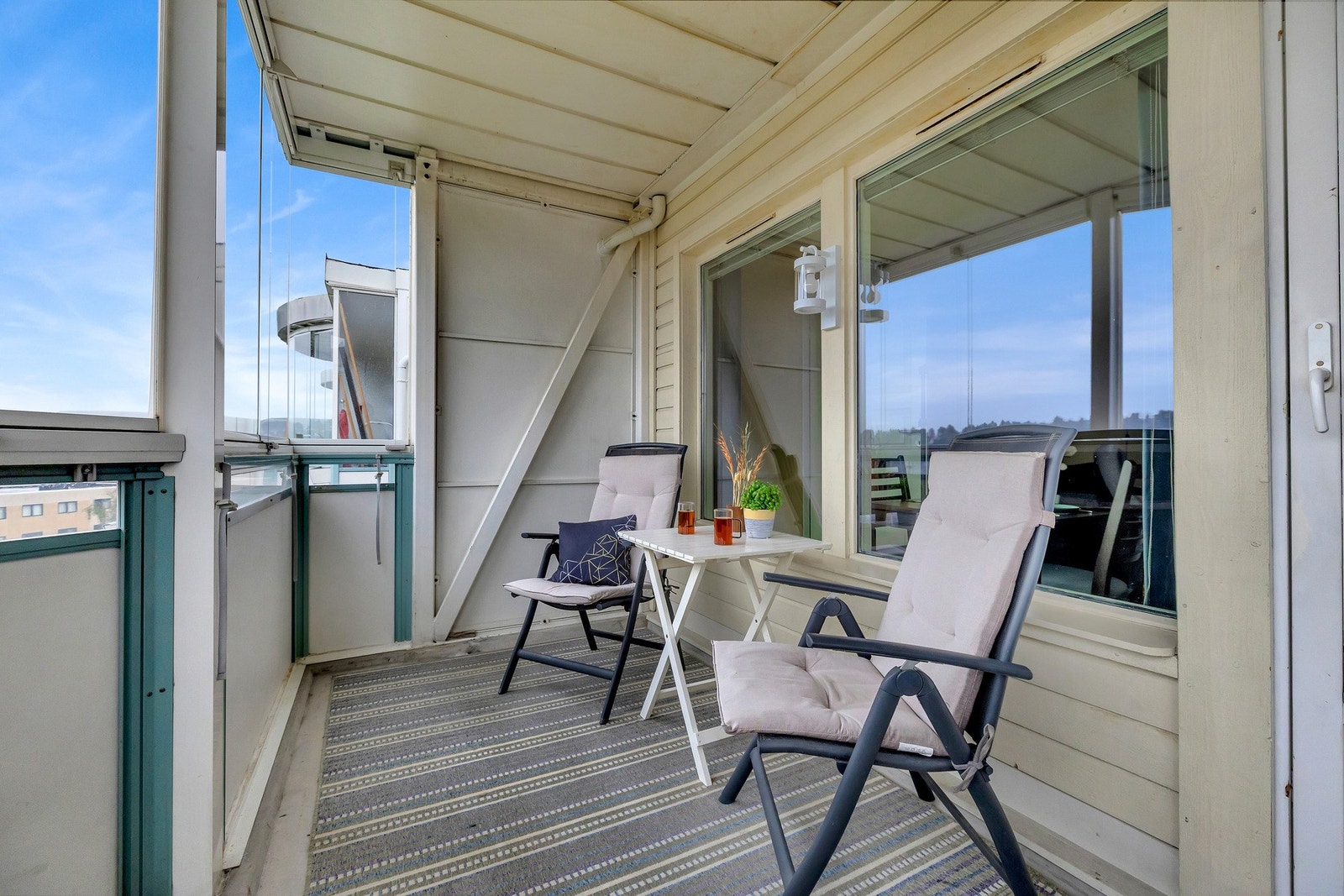 En lys og innbydende 4-roms toppleilighet som kombinerer god plass, praktiske løsninger og en svært barnevennlig beliggenhet. Galleribilde