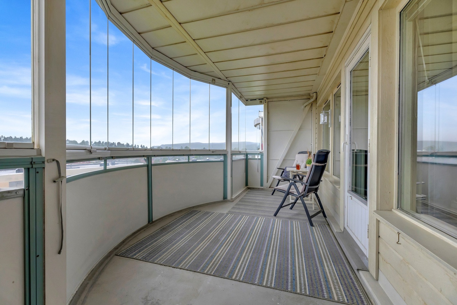 Stor, innglasset balkong på ca. 14 m² - perfekt som ekstra oppholdsrom store deler av året. Galleribilde