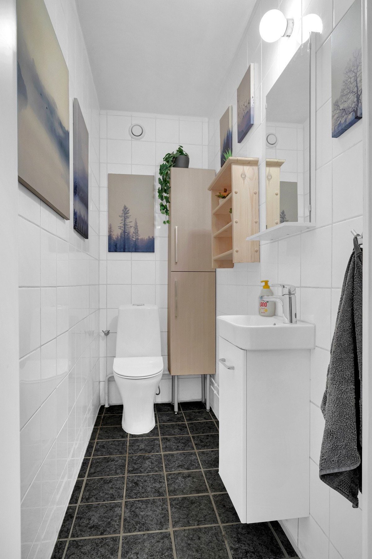 Toalettrommet er innredet med et moderne, vegghengt servantskap samt speil over servanten. Toalettet er gulvmontert, og rommet har mekanisk avtrekk som sikrer et godt inneklima. Galleribilde