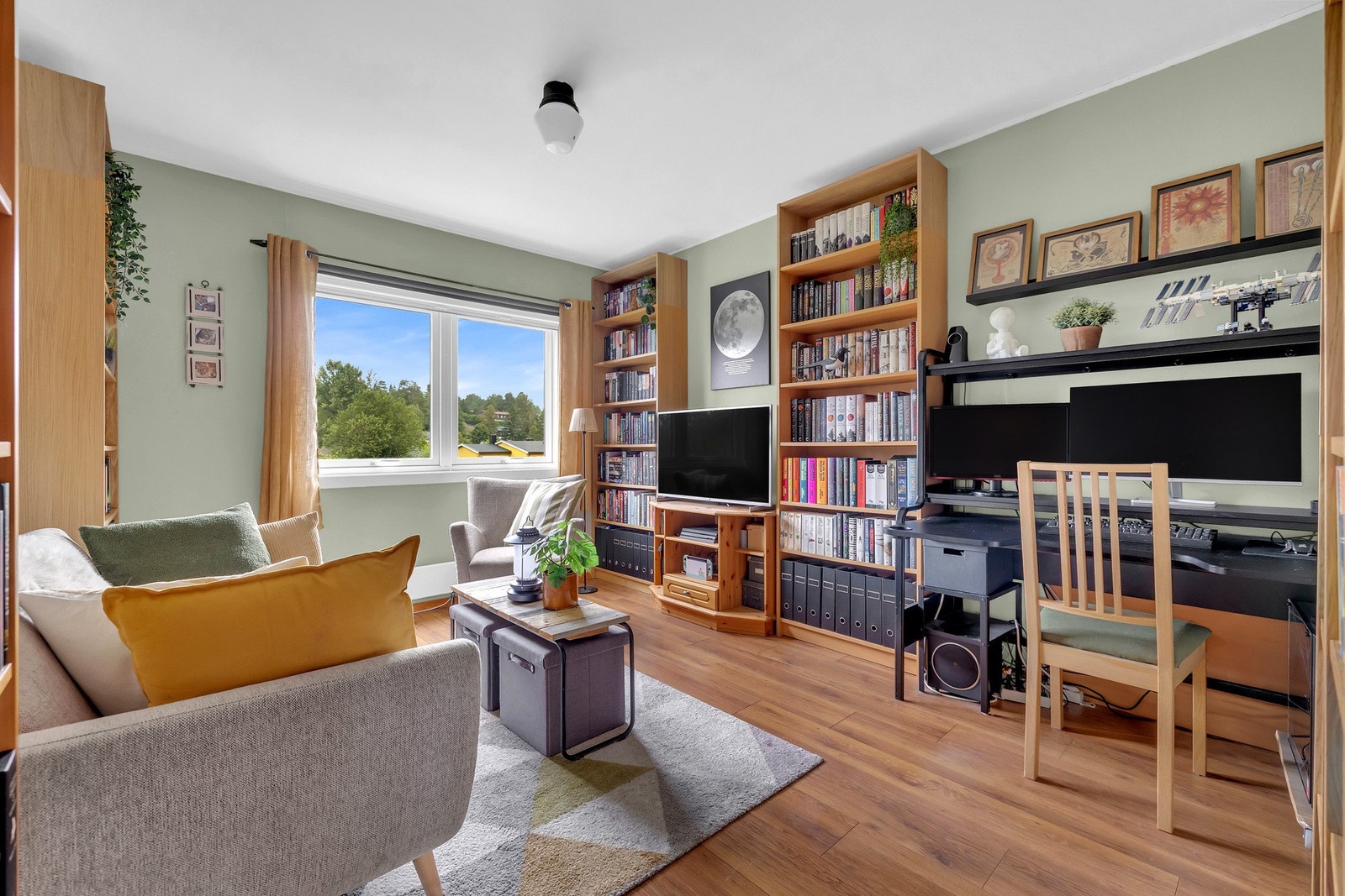 Leilighetens tredje soverom er i dag innredet og benyttet som et ekstra oppholdsrom. Galleribilde