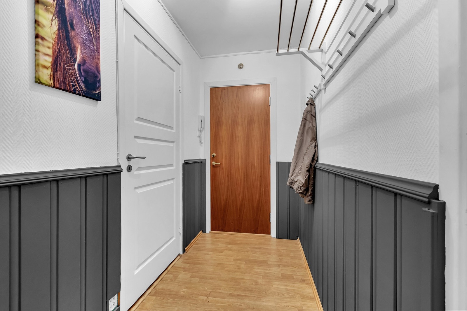 Herfra har du også direkte tilgang til en praktisk og romslig lagringsbod - perfekt for deg som ønsker ekstra god plass til oppbevaring. Galleribilde