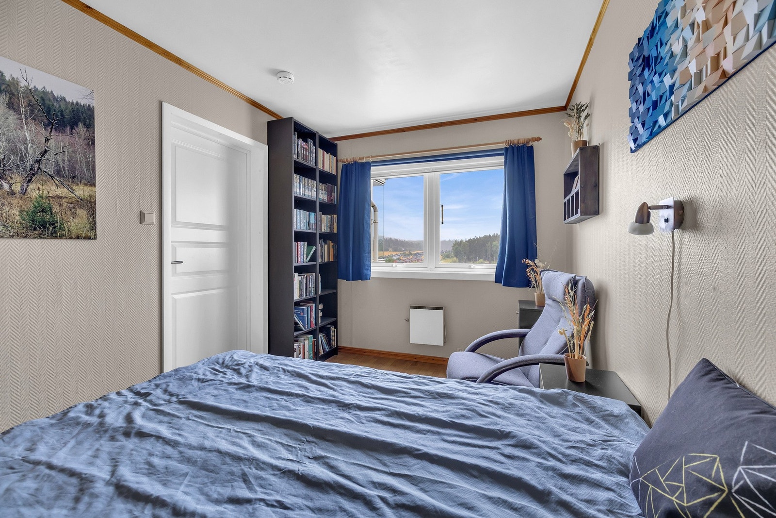 Leiligheten byr på tre gode soverom med plass til både seng og det du ellers måtte ønske av møbler Galleribilde