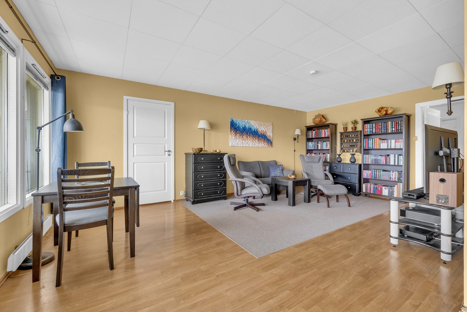 Stuen er et naturlig samlingspunkt i hjemmet - romslig, lett å møblere og med store vindusflater som slipper inn masse dagslys. Det er også persienner på stuevinduer og dør hvis man ønsker litt mindre lysinnslipp. Galleribilde