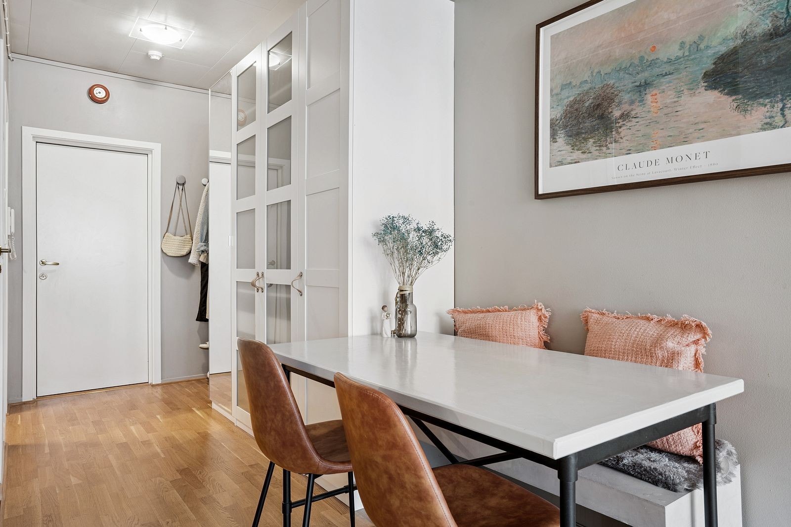 Spisebordet skaper et naturlig skille mellom stue og kjøkken. Galleribilde