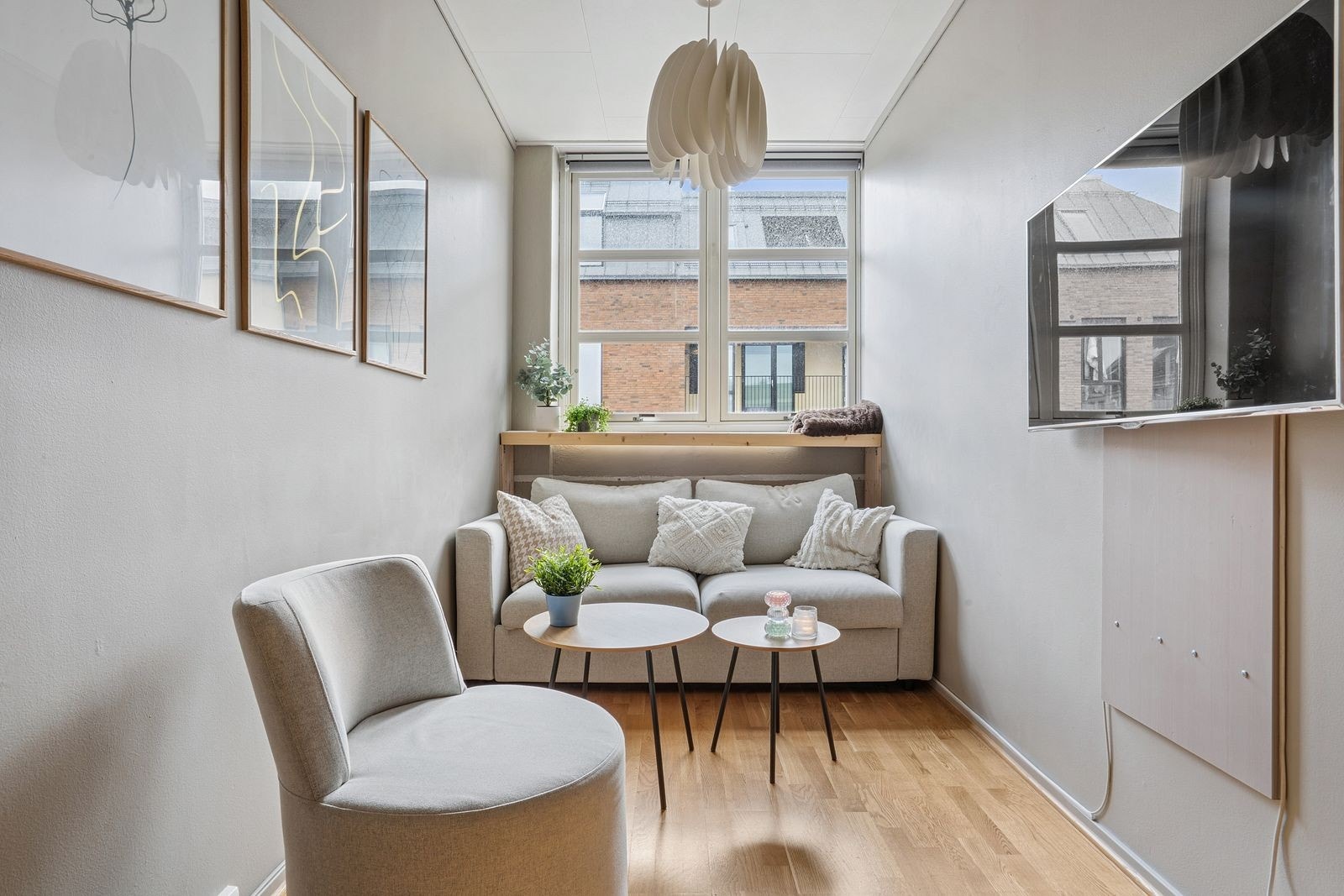 Leiligheten har en åpen løsning mellom entré, kjøkken og stue, som gir en fin romfølelse. Galleribilde