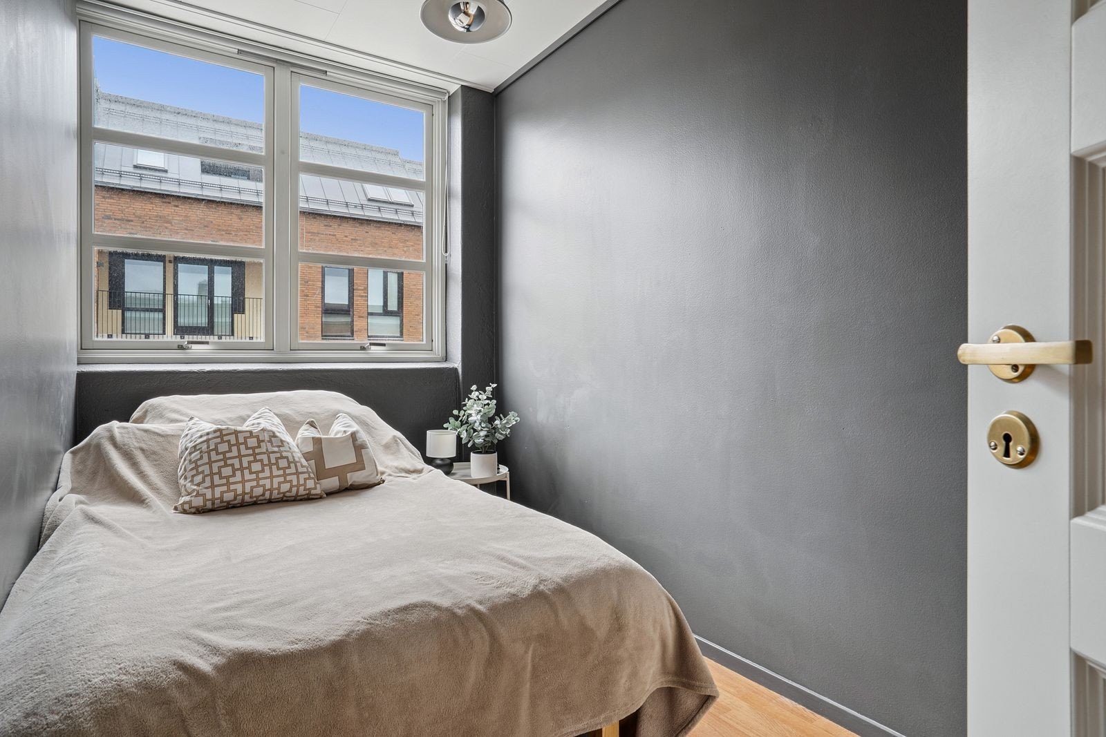 Soverommet ligger vegg-i-vegg med stuen, og har plass til dobbeltseng og tilhørende møblement. Galleribilde