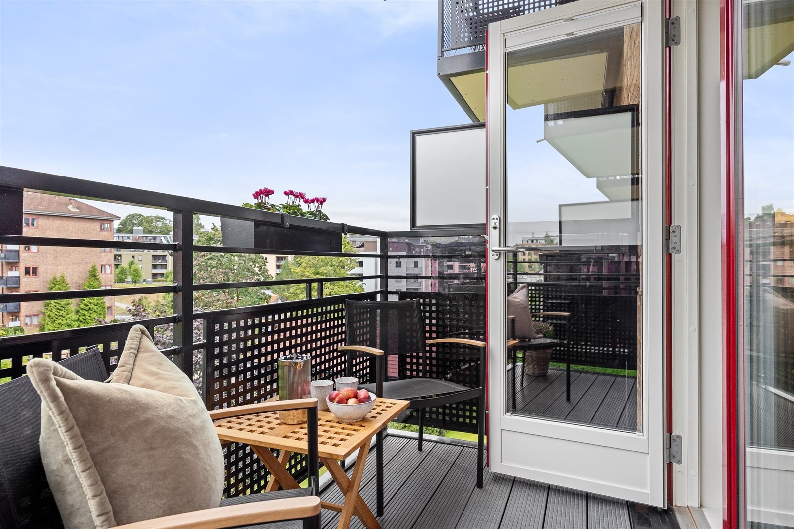 I vår- og sommerhalvåret blir balkongen en naturlig forlengelse av stuen, perfekt for hyggelige stunder med familie og venner. Her kan du enkelt skape en koselig uteoase med utemøbler, beplantning og gass-/elektrisk grill. Galleribilde