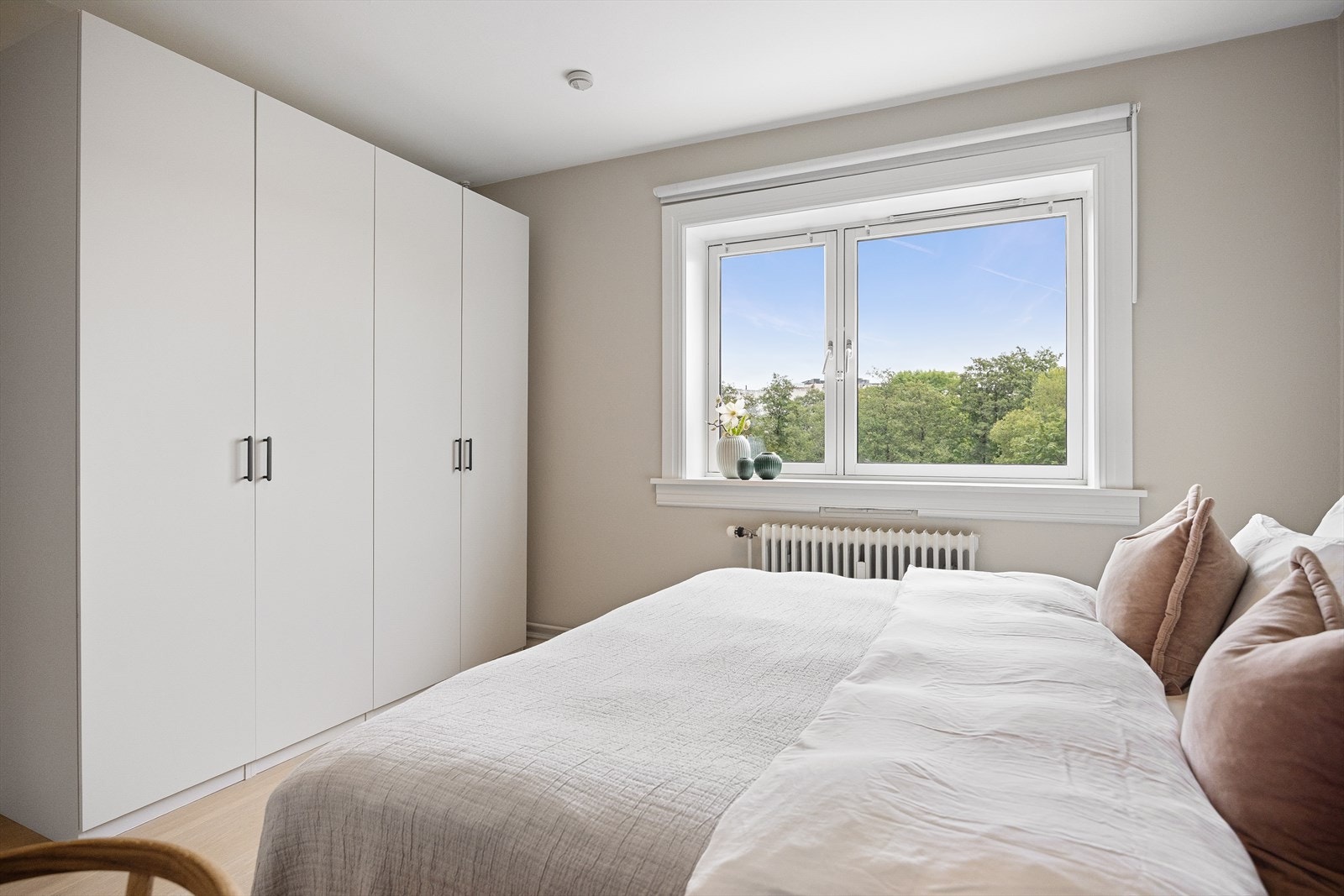 God plass til dobbeltseng og nattbord. Soverommet er vendt mot Akerselven, som skaper en behagelig atmosfære. Galleribilde