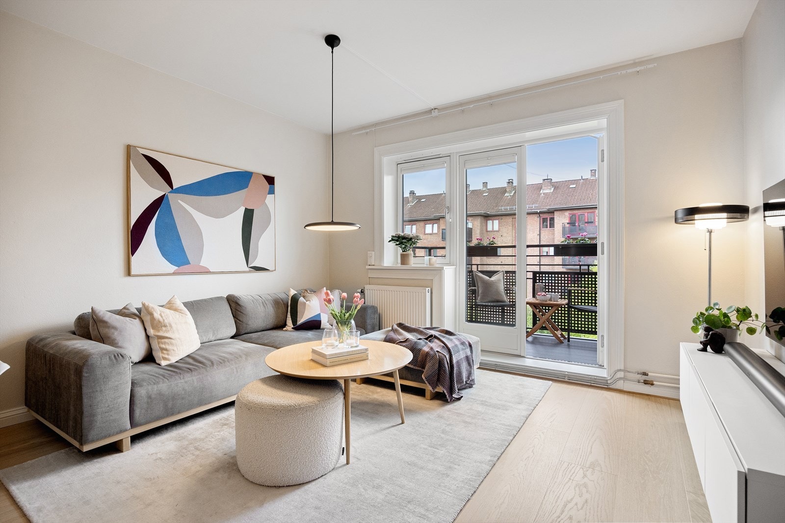 Den lyse og luftige stuen har store vindusflater som slipper inn rikelig med naturlig lys. Galleribilde