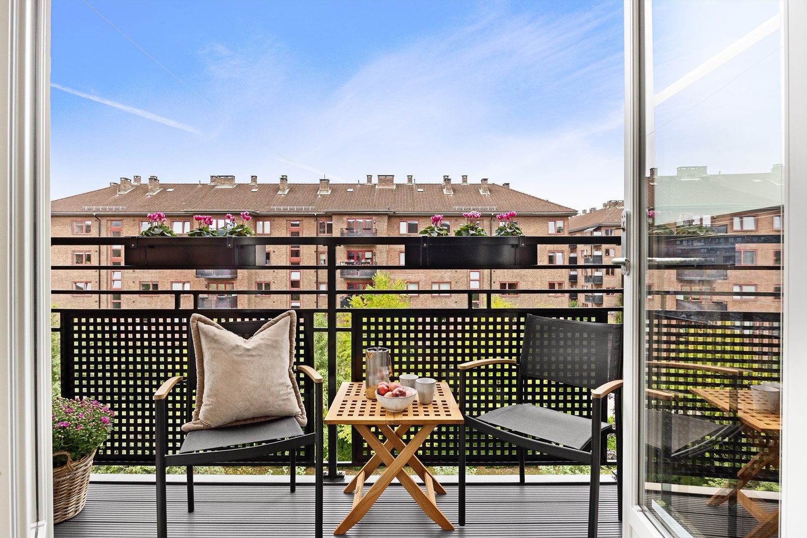 Fra stuen er det utgang til en vestvendt balkong med gode solforhold, som fungerer som en flott forlengelse av rommet. Galleribilde