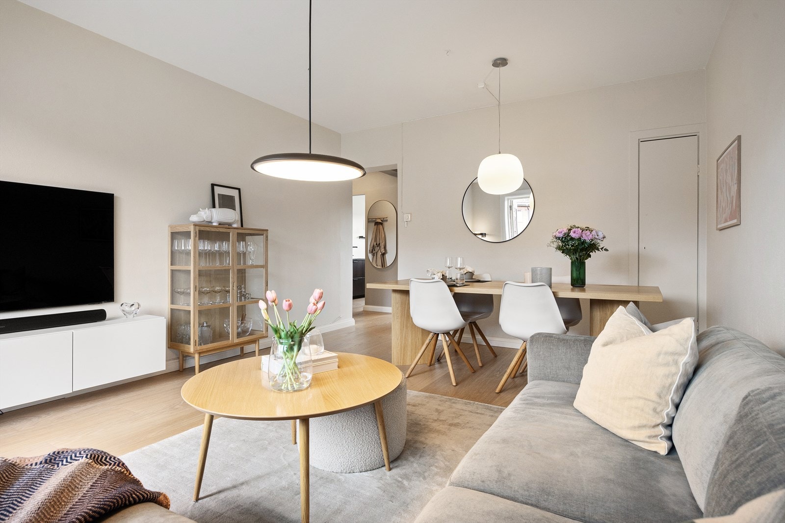 Stuen har god plass til sofagruppe og spisebord, med fleksible møbleringsmuligheter. Galleribilde