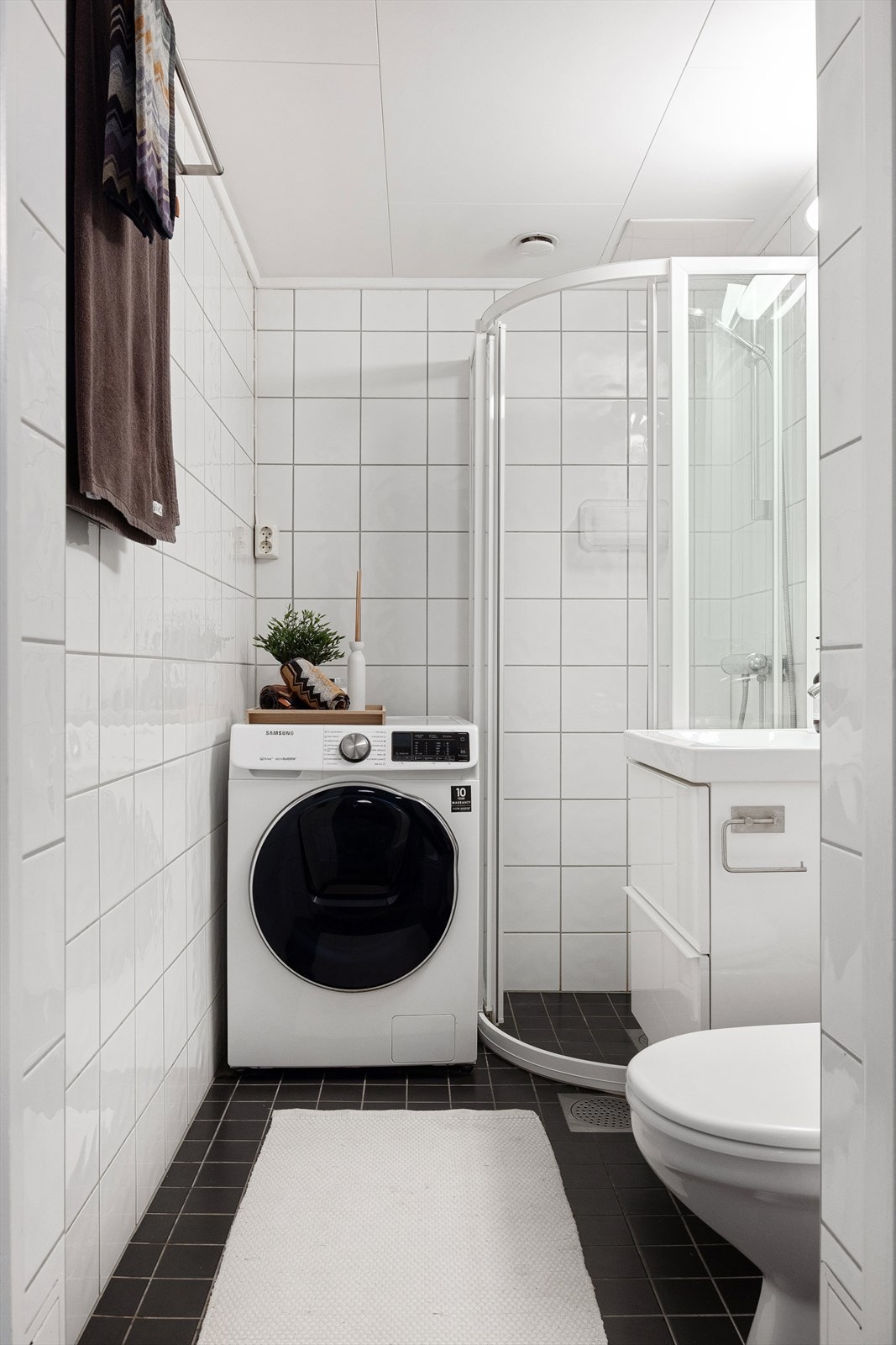 Badet er fra 2005 da det ble modernisert av borettslaget. Baderommet er innredet med klosett, servantskap med glatte høyglansfronter, speil og dusjhjørne. Det er naturlig avtrekksventilasjon og opplegg for vaskemaskin. Galleribilde