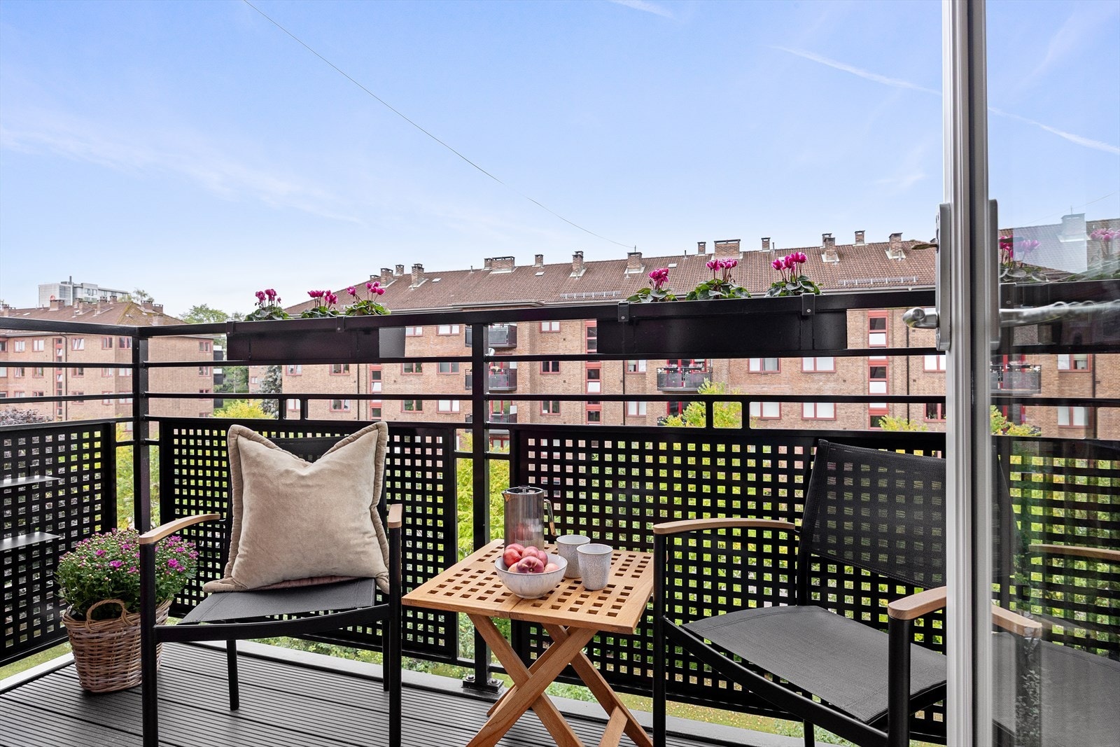 Fra stuen er det utgang til en flott vestvendt balkong på ca. 4 kvm. Galleribilde