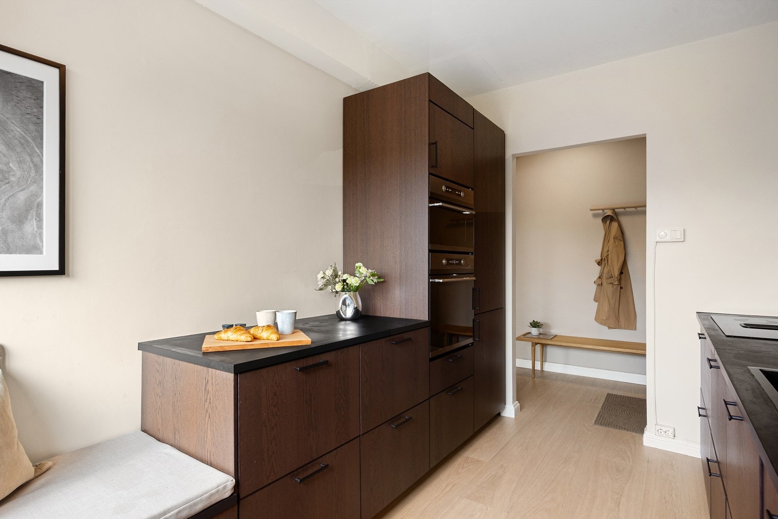 Videre er det Integrert platetopp (2022), oppvaskmaskin (2022), stekeovn, mikro og kjøle-/fryseskap. Galleribilde