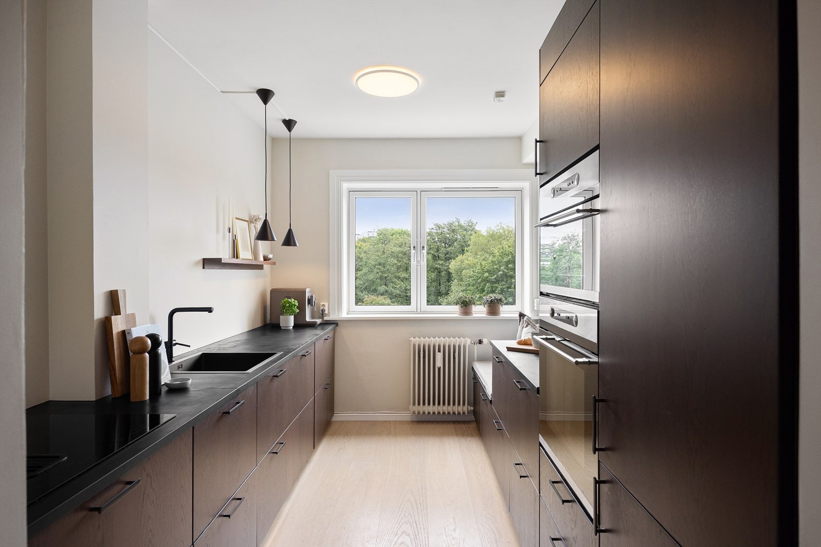 Kjøkkeninnredning er fra IKEA(2022), og har glatte fronter med god skap- og benkeplass. Galleribilde