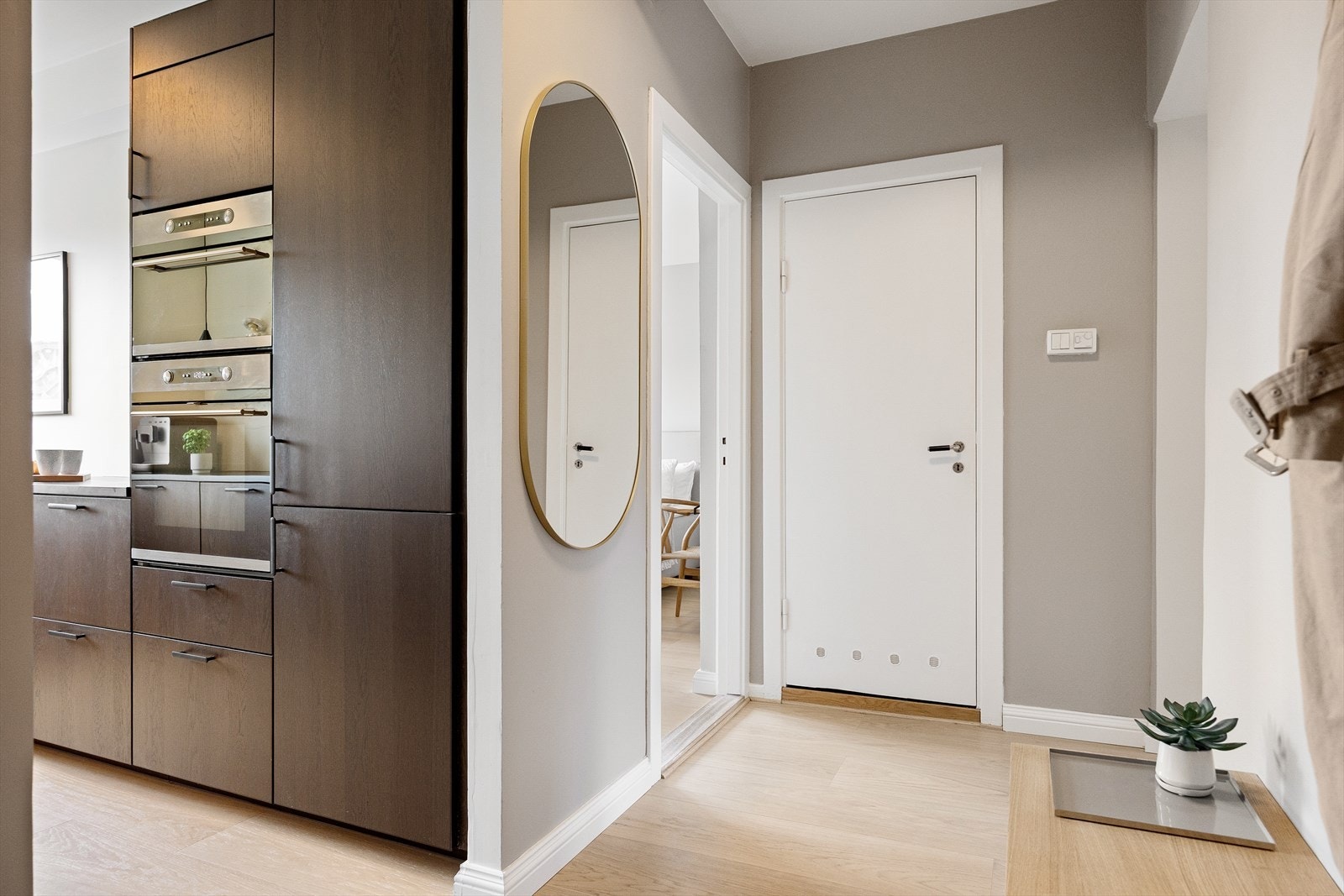 Interiøret i hele leiligheten preges av lyse, moderne flater. Et perfekt utgangspunkt til å innrede med egne møbler og gjenstander for å skape sitt eget personlig preg. Galleribilde