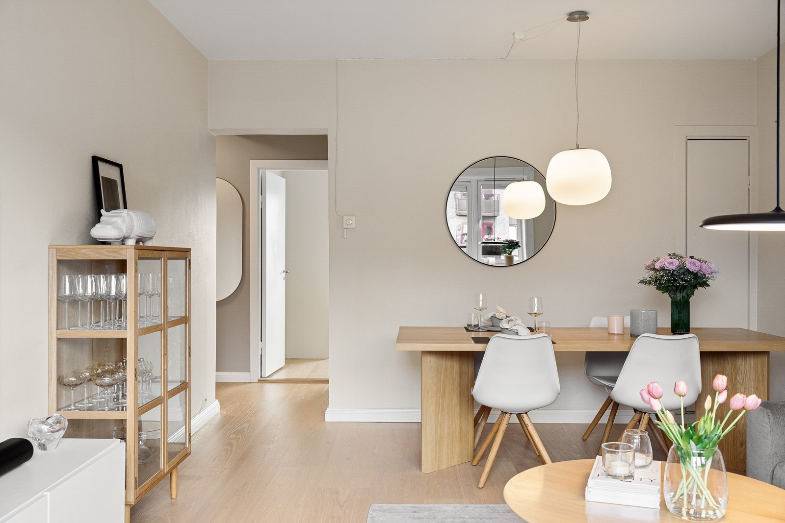 Gulvene i boligen er belagt med bred 1-stavs parkett som gir rommene et helhetlig og stilrent uttrykk. Galleribilde