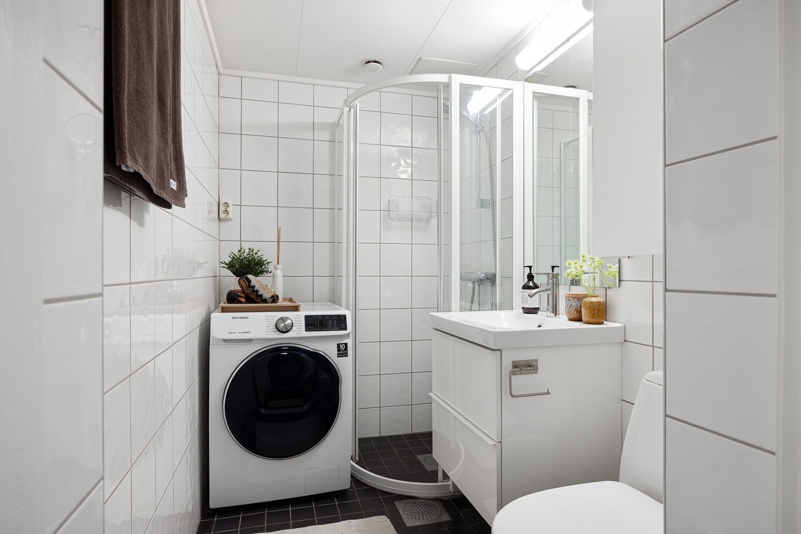 Bad med flislagte vegger og gulv med varmekabler som gir en behagelig temperatur. Galleribilde