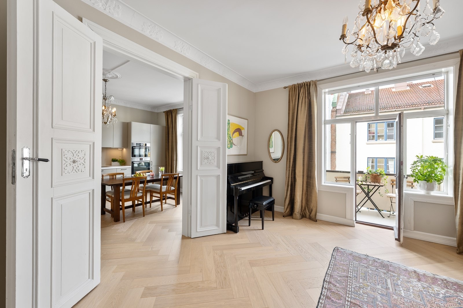 Leiligheten har klassiske detaljer som stukkatur, rosetter, parkett i fiskebensmønster, fløyelsdører, store vinduer og takhøyde på 2,97 m i stue. Galleribilde