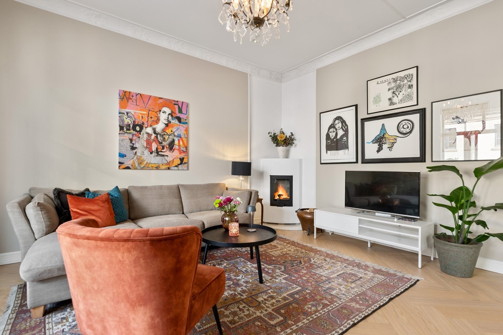 Leiligheten har en lys og luftig stue med god plass til sofa-, mediemøblement samt stuebord Galleribilde