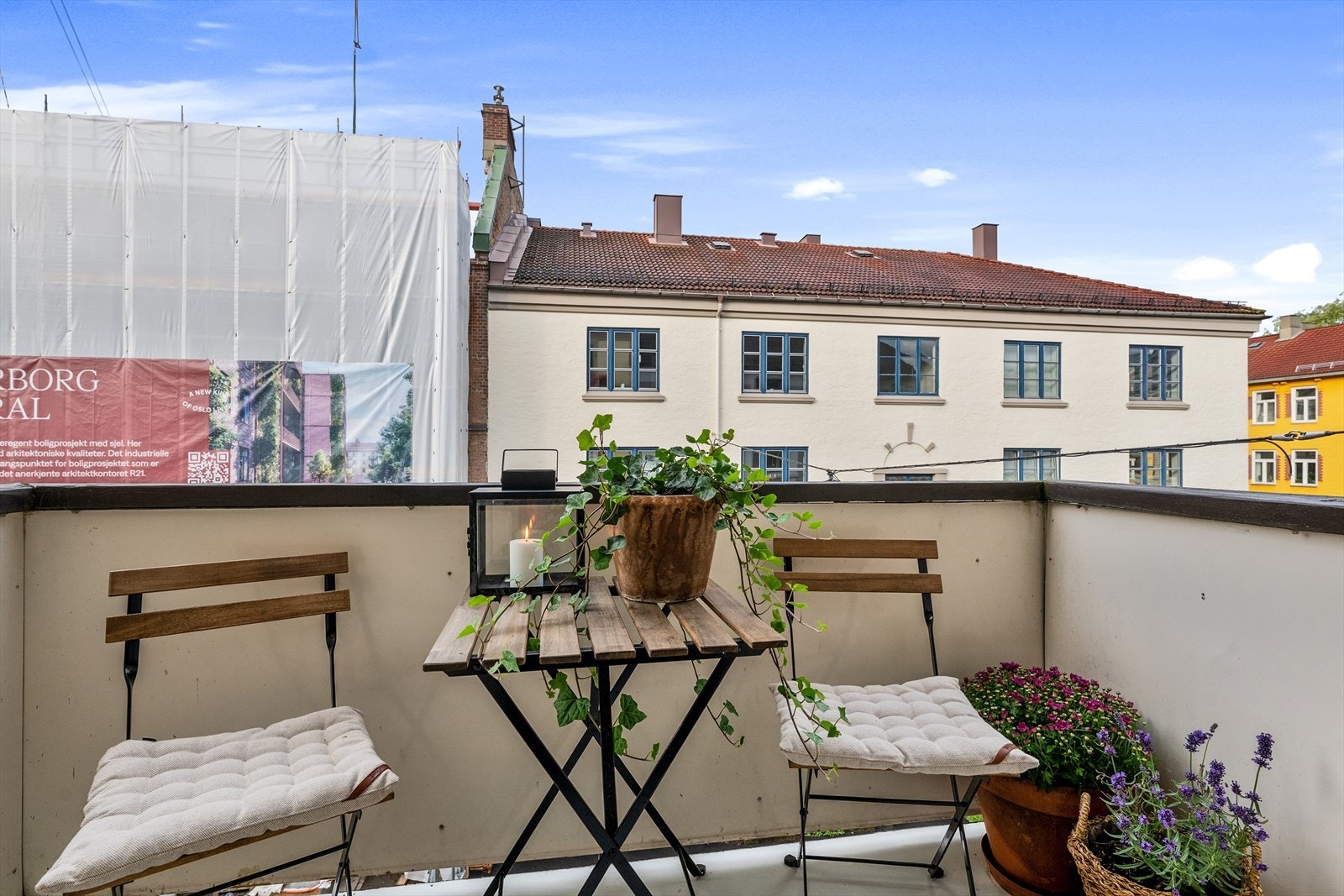Balkongen har plass til et hyggelig cafésett samt beplantning Galleribilde