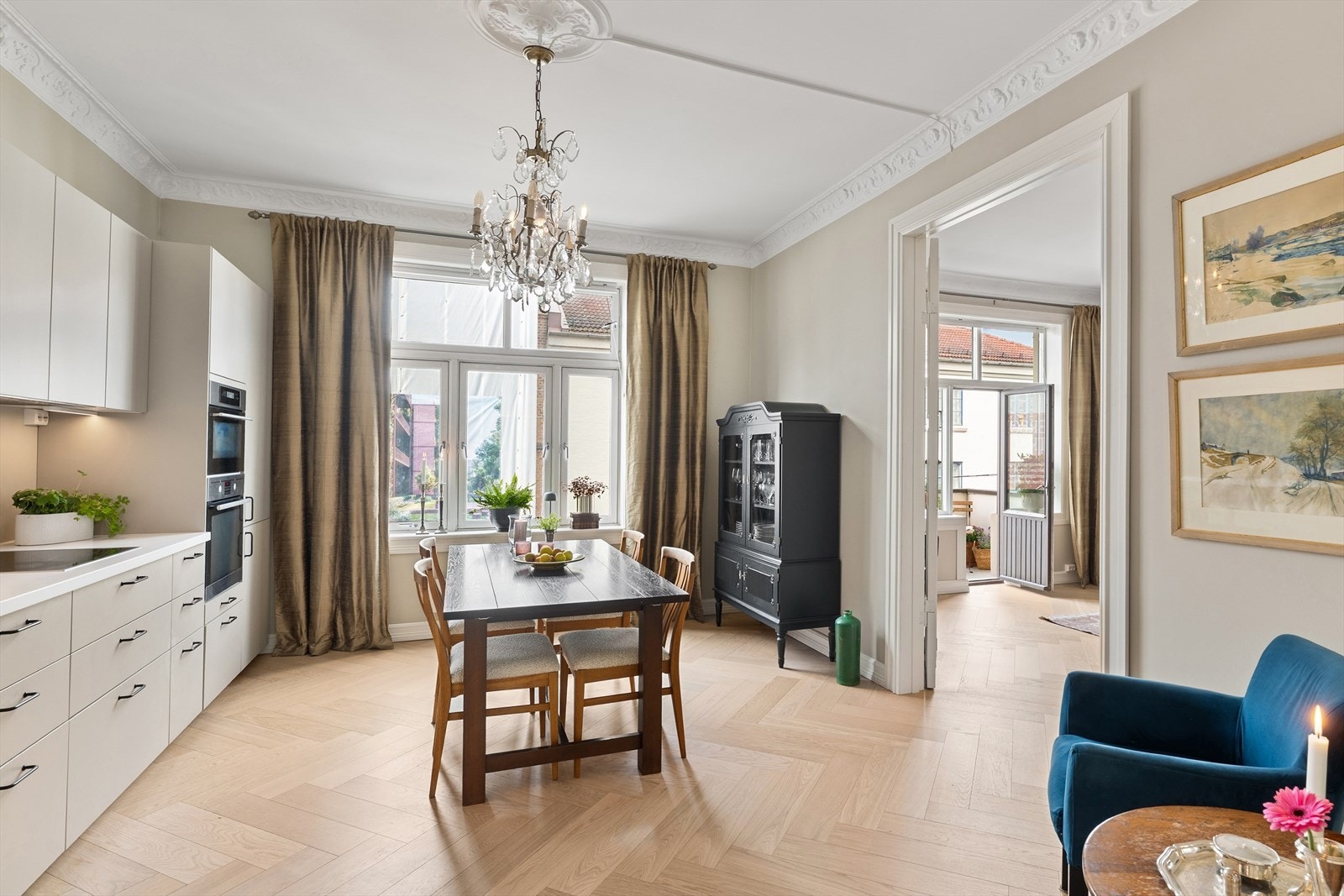 En meget attraktiv og lys leilighet med en gjennomgående og gjennomtenkt planløsning i en rolig sidegate i et ettertraktet strøk på Majorstuen Galleribilde